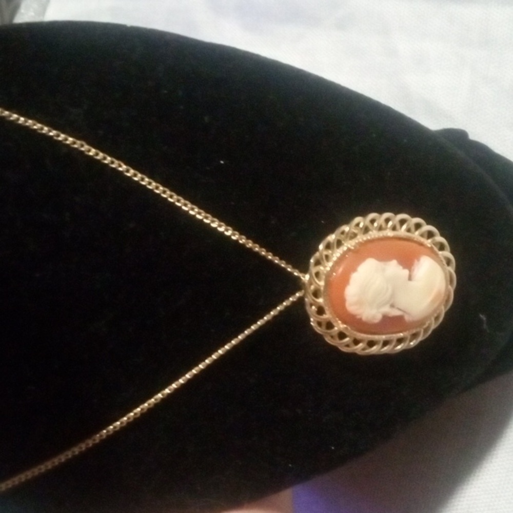 Elegant Cameo Pendant Necklace